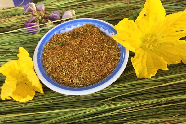 Chuyện lạ về muối làm từ... cỏ thơm - Anh 2