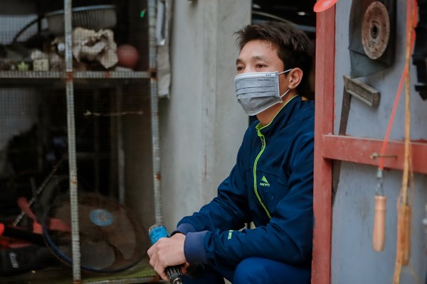 Những người không về nhà đón Tết - Anh 1