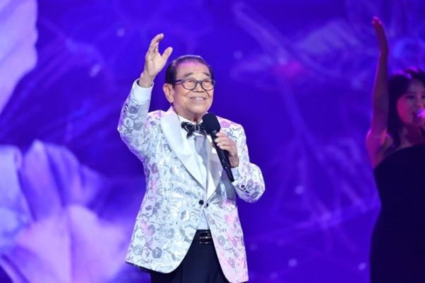 Sao nam 95 tuổi phấn đấu trở thành kỷ lục gia dẫn chương trình Hàn Quốc - Anh 1