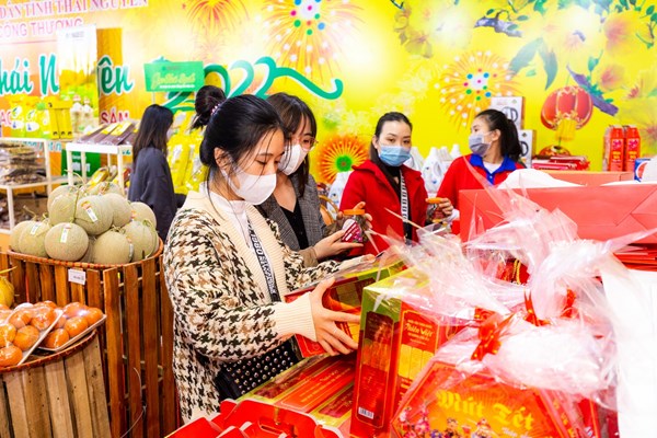 Điểm hẹn Vincom mua sắm an toàn đón Tết Nhâm Dần - Anh 2