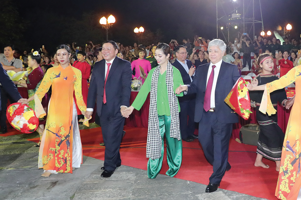 Bộ trưởng Bộ VHTTDL Nguyễn Văn Hùng:​​​​​​​ Vận dụng đầy đủ, sâu sắc nhất để vận hành tốt nhất “cỗ xe tam mã” Văn hóa, Thể thao và Du lịch - Anh 3