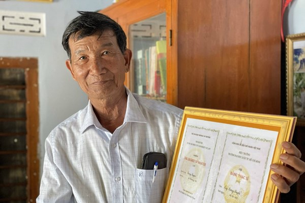 Nghị lực học tập phi thường của lão nông U80 - Anh 1