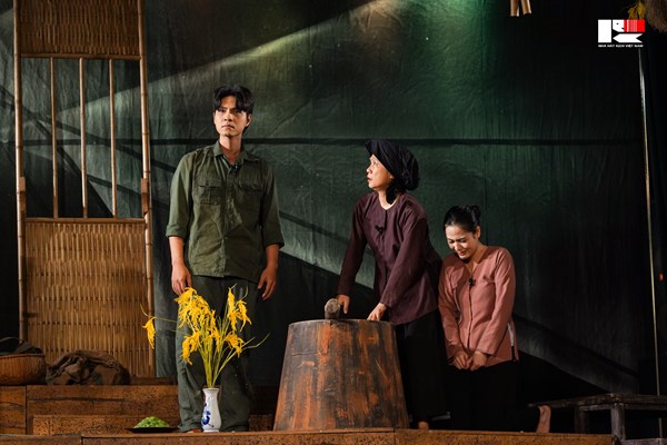 Treo cao giá ngọc thể loại kịch nói - Anh 1