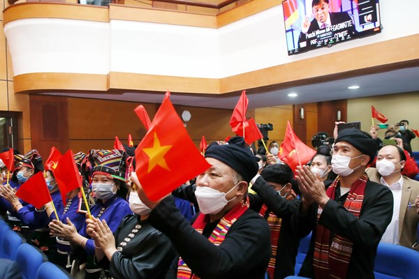 Đi gần hết cuộc đời để đắm say với Xòe - Anh 4