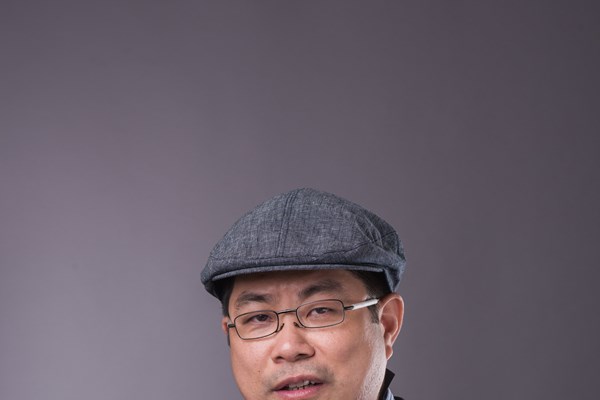 “Bố ơi, bố làm gì để diệt con virus đi!” - Anh 1