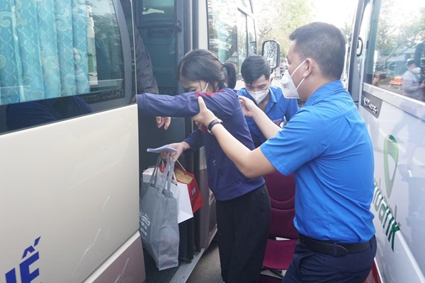 "Chuyến xe yêu thương" đưa gần 100 bệnh nhân nghèo về quê đón Tết - ảnh 2