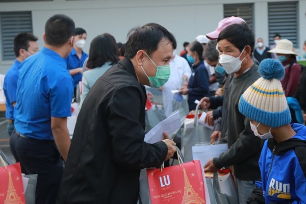 "Chuyến xe yêu thương" đưa gần 100 bệnh nhân nghèo về quê đón Tết - ảnh 1