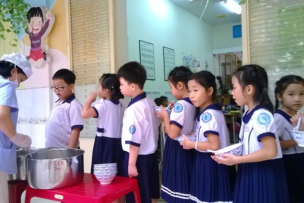 TPHCM: Học sinh tiểu học có thể đi học trực tiếp 2 buổi/ngày - Anh 1