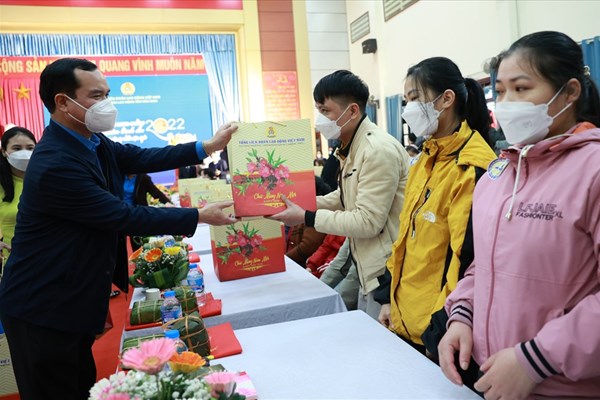 Vui Tết cùng công nhân xa quê - Anh 3