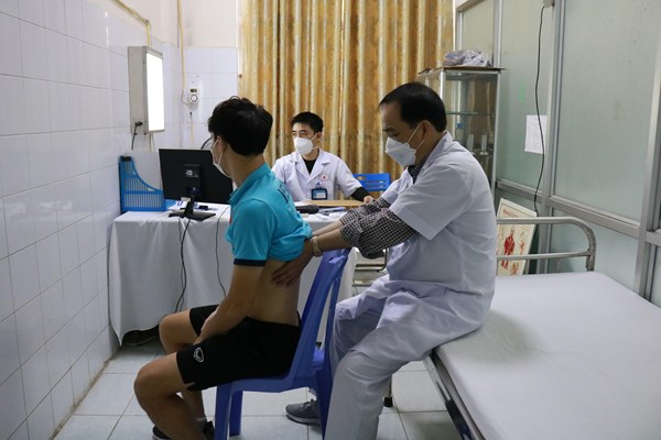 Sẵn sàng công tác cấp cứu, hồi sức cho các cầu thủ trong trận Việt Nam- Trung Quốc - Anh 1