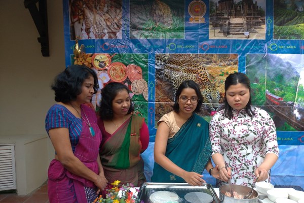 Lần đầu tiên Đại sứ Sri Lanka gói bánh chưng Tết - Anh 3