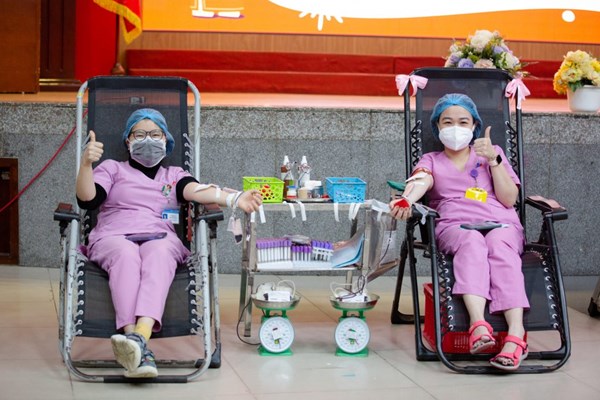 Món quà “lì xì” đặc biệt các y bác sĩ gửi tới bệnh nhân - Anh 3