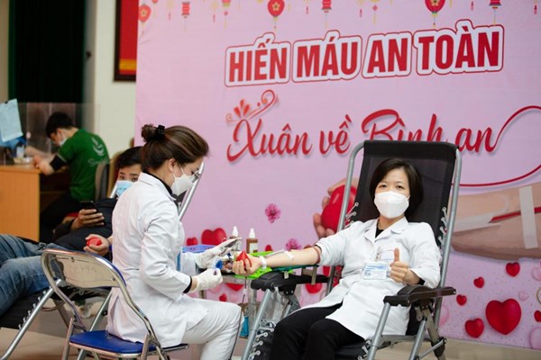 Món quà “lì xì” đặc biệt các y bác sĩ gửi tới bệnh nhân - Anh 2