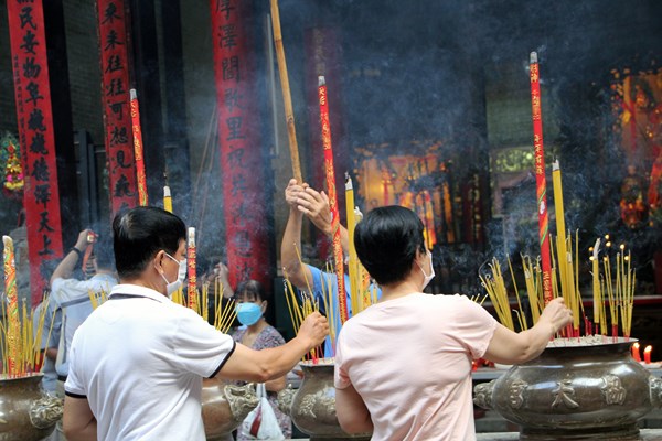 Các hội quán người Hoa đón khách đầu năm trong thận trọng, thực hiện quy định an toàn phòng dịch - Anh 7