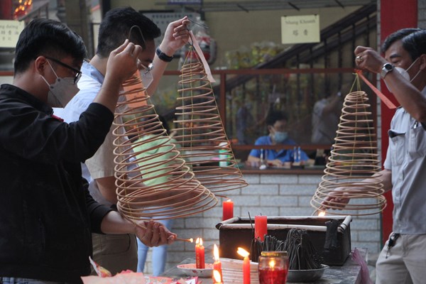 Các hội quán người Hoa đón khách đầu năm trong thận trọng, thực hiện quy định an toàn phòng dịch - Anh 9
