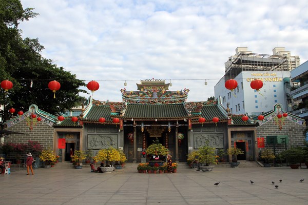 Các hội quán người Hoa đón khách đầu năm trong thận trọng, thực hiện quy định an toàn phòng dịch - Anh 1