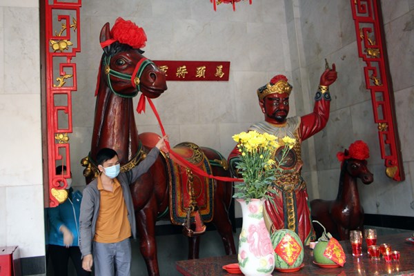 Các hội quán người Hoa đón khách đầu năm trong thận trọng, thực hiện quy định an toàn phòng dịch - Anh 4