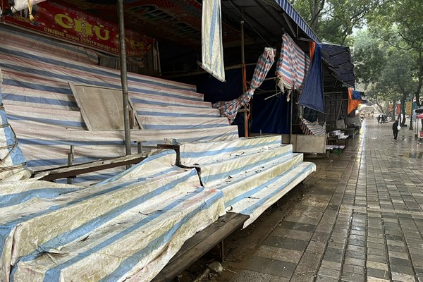 Khoảng lặng ở mùa lễ không có hội - Anh 4