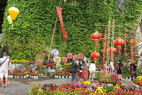 Khách du lịch đến Đà Nẵng tăng so với cùng kỳ - Anh 1