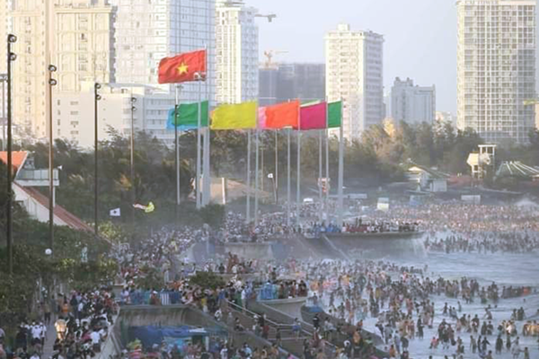 Bà Rịa-Vũng Tàu: Cứu vớt nhiều du khách tắm biển bị sóng cuốn - Anh 1