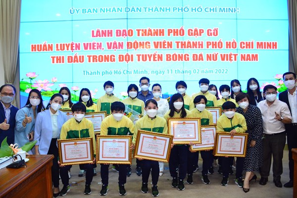9 thành viên Đội tuyển bóng đá nữ Quốc gia Việt Nam nhận học bổng trị giá gần 3,2 tỉ đồng - Anh 1