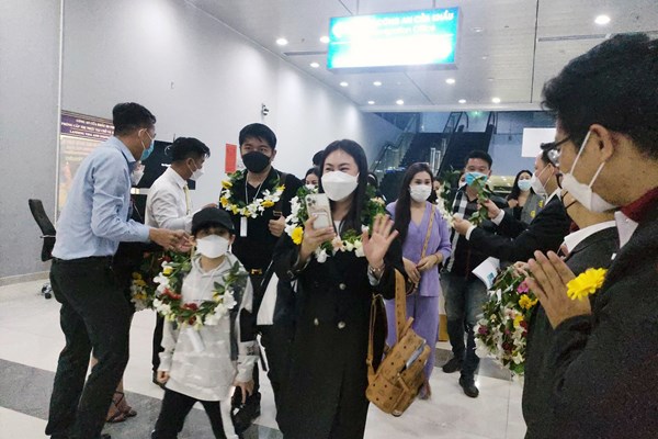 Mở cửa hoàn toàn hoạt động du lịch quốc tế: Càng sớm càng tốt - Anh 1