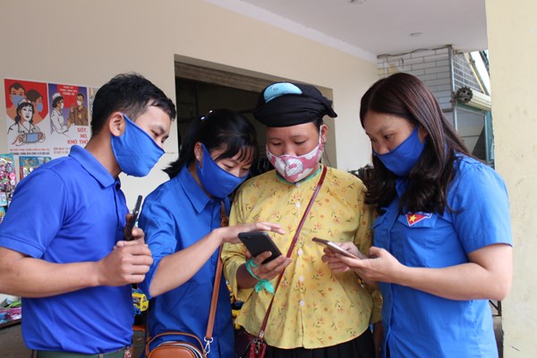 Phụ nữ vùng cao biên giới nêu cao tinh thần “5K” phòng, chống Covid-19 - Anh 1