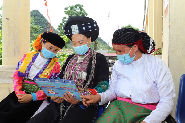 Phụ nữ vùng cao biên giới nêu cao tinh thần “5K” phòng, chống Covid-19 - Anh 4