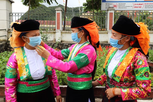 Phụ nữ vùng cao biên giới nêu cao tinh thần “5K” phòng, chống Covid-19 - Anh 6