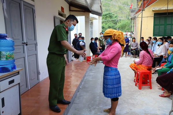 Phụ nữ vùng cao biên giới nêu cao tinh thần “5K” phòng, chống Covid-19 - Anh 8