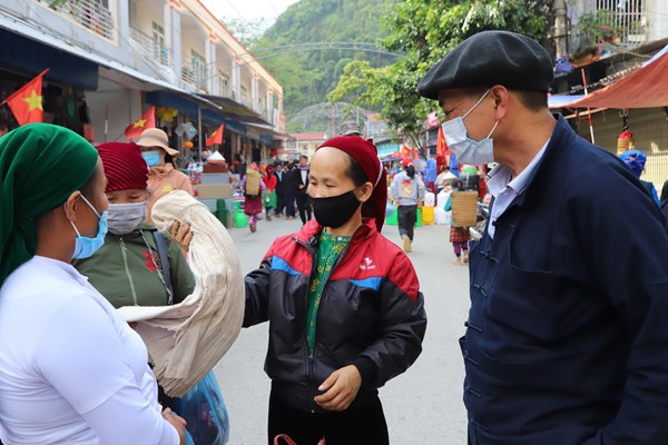 Phụ nữ vùng cao biên giới nêu cao tinh thần “5K” phòng, chống Covid-19 - Anh 12