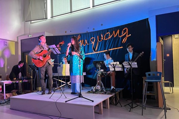 “Nỗi nhớ mùa đông” của nhạc sĩ Phú Quang vang lên ở Paris - Anh 6