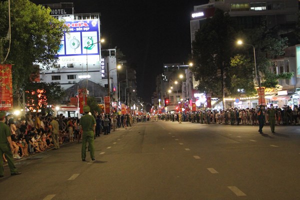 Đông đảo người dân TP.HCM tham gia Đêm hội Nguyên tiêu 2022 - Anh 2