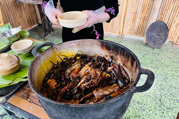 Hấp dẫn món cá kho vùi trấu - Anh 2