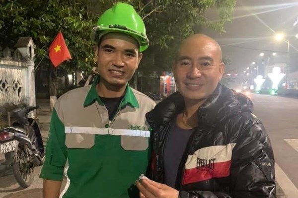 Huế: Nhân viên vệ sinh môi trường trả lại nhẫn kim cương đã nhặt được - Anh 1
