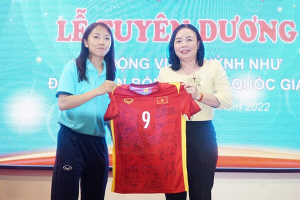 Huỳnh Như được vinh danh ở quê nhà - Anh 2