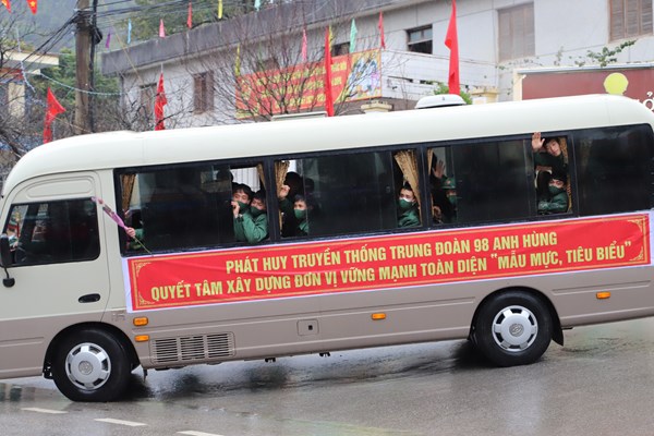 Thanh niên vùng cao biên giới nô nức lên đường nhập ngũ - Anh 7