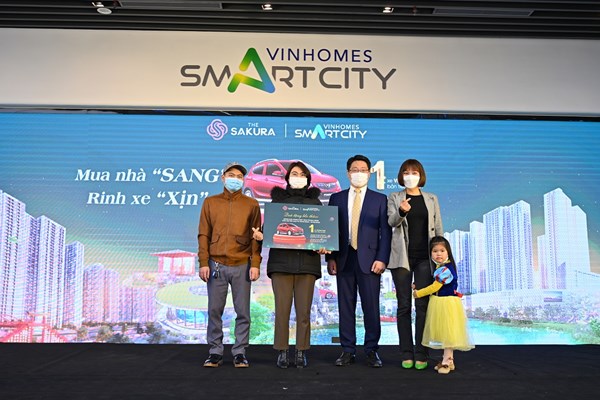 Vỡ òa trúng thưởng xe Vinfast khi mua căn hộ SA2 - The Sakura - Anh 7