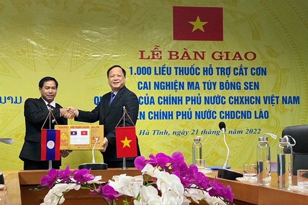 Tặng 1.000 liều thuốc điều trị cai nghiện ma túy cho Chính phủ Lào - Anh 1