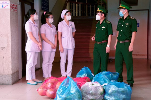 Người đảng viên với nhóm từ thiện xả thân hỗ trợ người dân (Bài 1): Khơi dậy sự xả thân để chở hàng vào tâm dịch - Anh 2