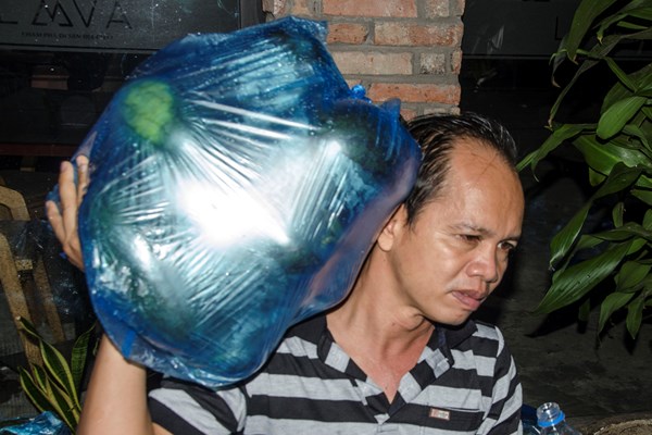 Người đảng viên với nhóm từ thiện xả thân hỗ trợ người dân (Bài 1): Khơi dậy sự xả thân để chở hàng vào tâm dịch - Anh 1