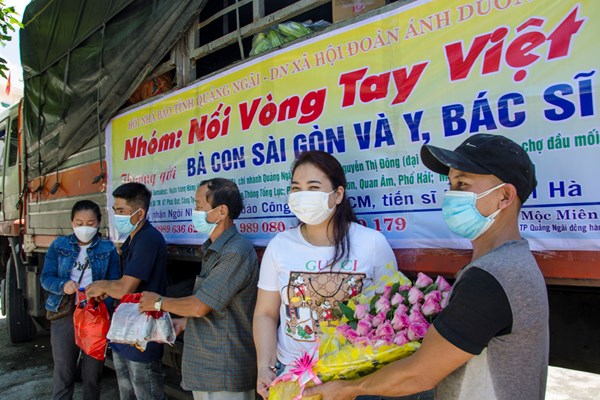 Người đảng viên với nhóm từ thiện xả thân hỗ trợ người dân (Bài 1): Khơi dậy sự xả thân để chở hàng vào tâm dịch - Anh 3