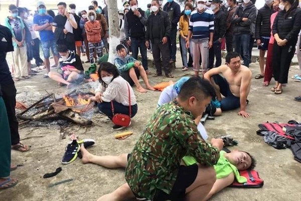Cano chở khách chìm ngoài biển Cửa Đại, nhiều người mất tích - Anh 2