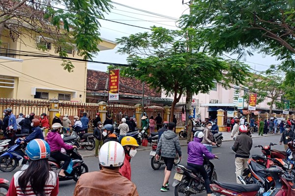 Cano chở khách chìm ngoài biển Cửa Đại, nhiều người mất tích - Anh 1