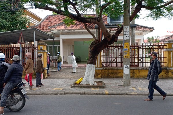 Cano chở khách chìm ngoài biển Cửa Đại, nhiều người mất tích - Anh 3