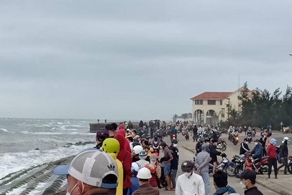 Vụ cano chở khách bị lật ngoài biển Cửa Đại: Cứu được 22 người, 17 người tử vong và mất tích - Anh 5