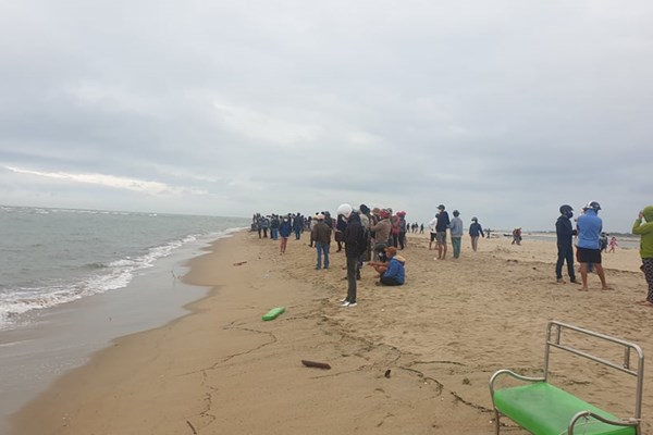 Vụ chìm ca nô ở Cửa Đại: Nỗ lực tìm kiếm 2 nạn nhân còn mất tích - Anh 4