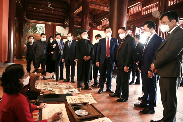 Bộ VHTTDL khảo sát thực tế về công tác bảo tồn, phát huy giá trị di sản văn hóa tại Bắc Ninh: Tiếp cận trực tiếp từ cơ sở để chuyển đổi cách làm, đổi mới tư duy - Anh 1