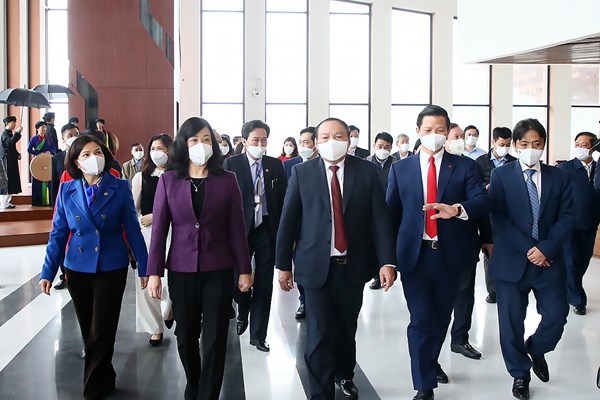 Bộ VHTTDL khảo sát thực tế về công tác bảo tồn, phát huy giá trị di sản văn hóa tại Bắc Ninh: Tiếp cận trực tiếp từ cơ sở để chuyển đổi cách làm, đổi mới tư duy - Anh 2