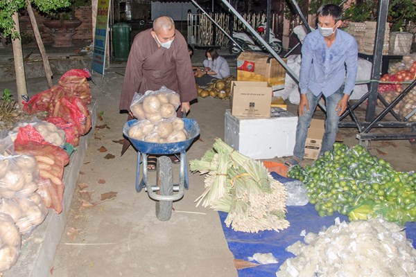 Người đảng viên với nhóm từ thiện xả thân hỗ trợ người dân( Bài 3): Vượt bão lên đường - Anh 2